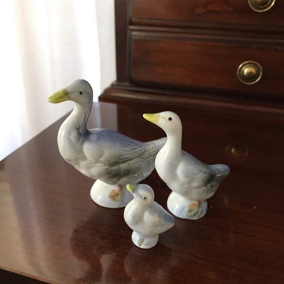 Three tiny cute vintage porcelain ceramic pottery geese blue white yellow tones - Picture 7 of 7
